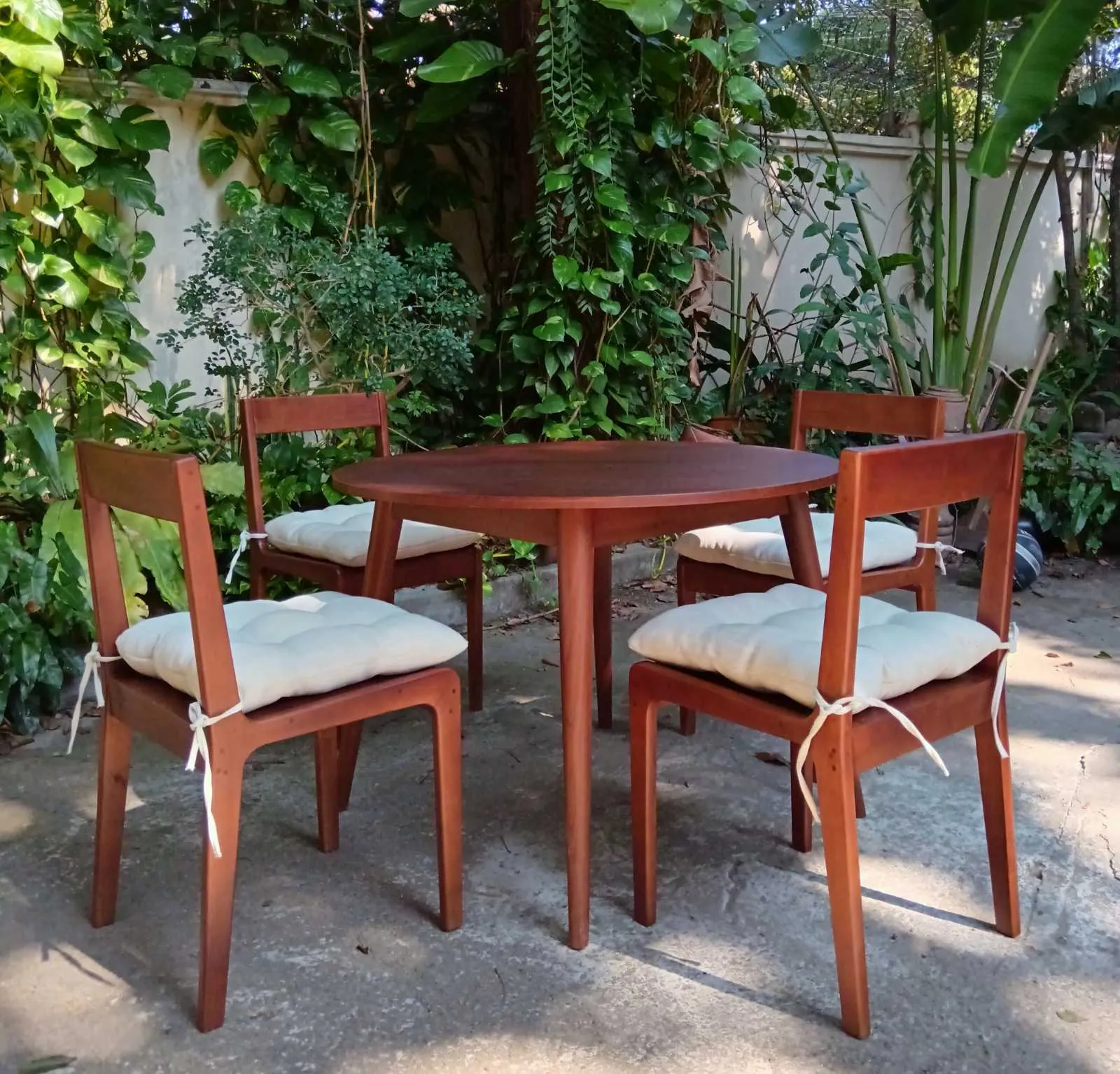 Round dining table set